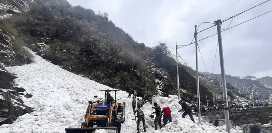En esta imagen proporcionada por el ejército de India, soldados despejan nieve de una avalancha cerca del paso de montaña de Nathu La, en el estado indio de Sikkim, el martes 4 de abril de 2023. Al menos siete personas murieron y 11 resultaron heridas por el alud, según las autoridades. (Ejército indio vía AP)