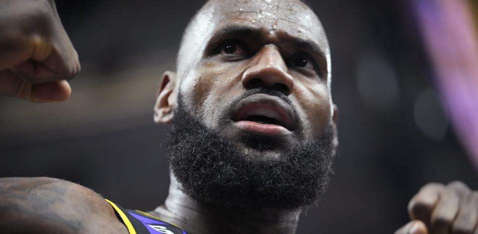 El alero de Los Angeles Lakers, LeBron James, reacciona después de anotar contra Utah Jazz durante la primera mitad de un partido de baloncesto de la NBA el martes 4 de abril de 2023 en Salt Lake City. (Foto AP/Rick Bowmer)