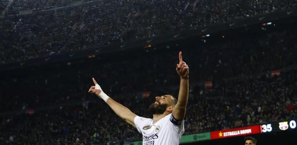 Karim Benzema celebra tras anotar el cuarto gol del Real Madrid en la victoria 4-0 ante el Barcelona en las semifinales de la Copa del Rey.