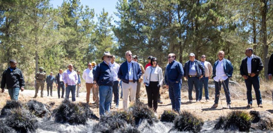 El presidente Luis Abinader visitó una de las zonas afectadas por los incendios forestales en Valle Nuevo, donde recibió explicaciones. Externa/