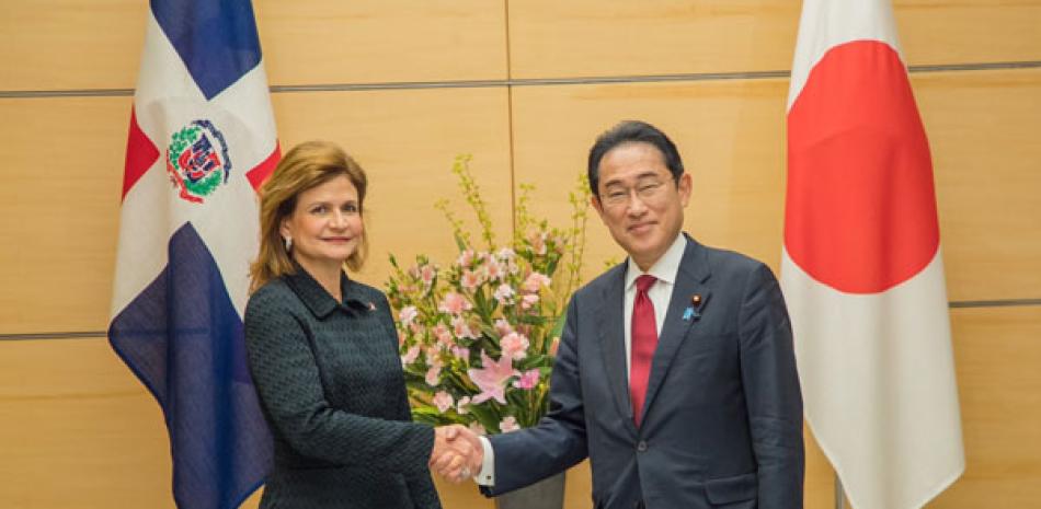 La vice Raquel Peña y el primer ministro Fumio Kishida.