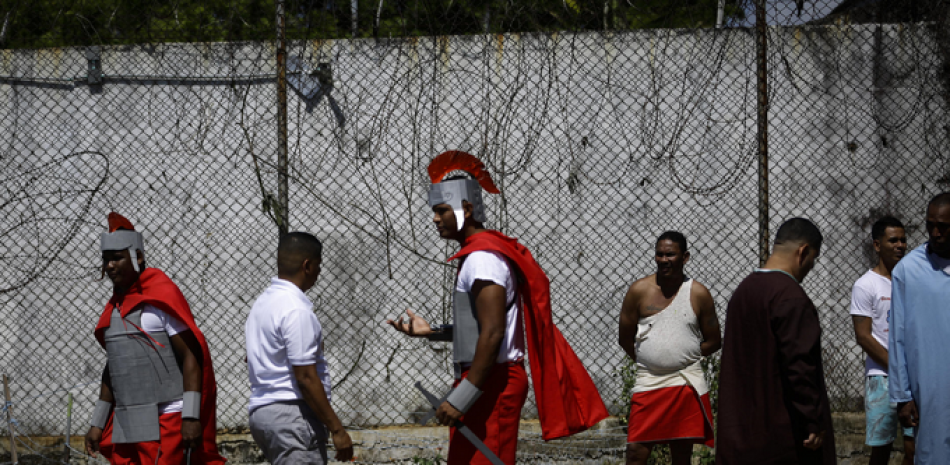 Reclusos interpretan la Pasión de Cristo con motivo de la Semana Santa en la cárcel de Tinajitas, el 5 de abril de 2023, en Ciudad de Panamá (Panamá). EFE