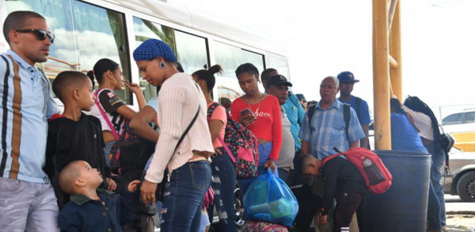 Miles de personas comenzaron a salir hacia el interior del país desde las diferentes estaciones de autobuses, debido a la Semana Santa. Jorge Martínez/LD