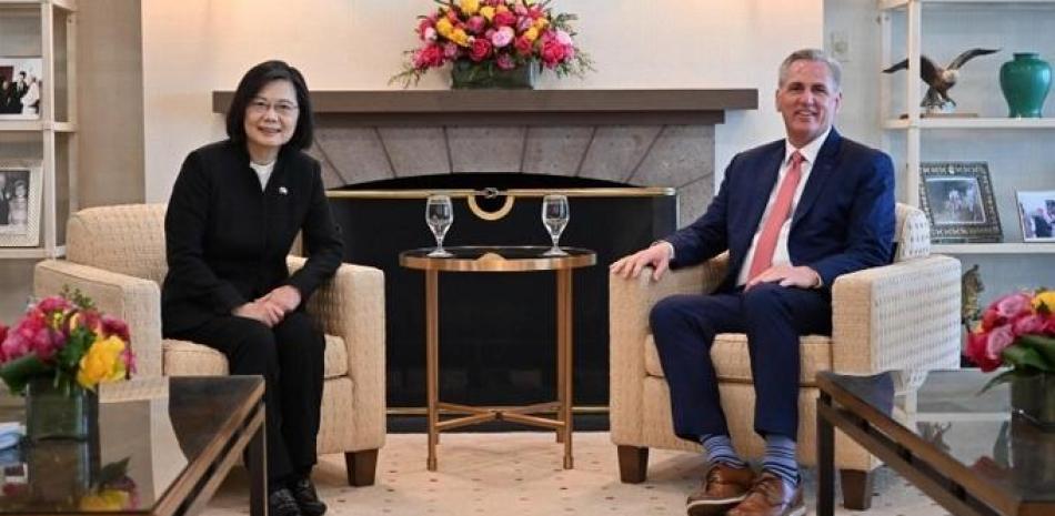 La presidenta de Taiwán, Tsai Ing Wen, con el presidente de la Cámara de Representantes de Estados Unidos, Kevin McCarthy. Foto: Europa Press.