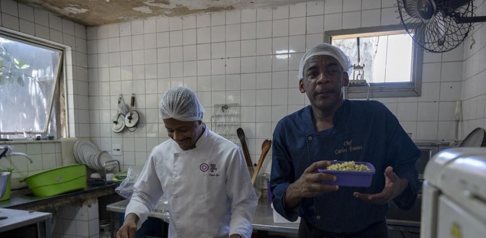 El chef brasileño Carlos Alberto da Silva conocido como Nego Breu, hace gestos mientras cocina comida para entregar a la población sin hogar del centro de la ciudad de Río de Janeiro en el restaurante Chapeu do Chef, en la favela Chapeu Mangueira en Río de Janeiro.