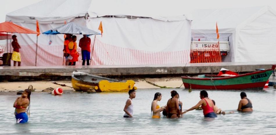 Playa Boca Chica registra poca asistencia este Viernes Santo. Fotos: Jorge Martínez.