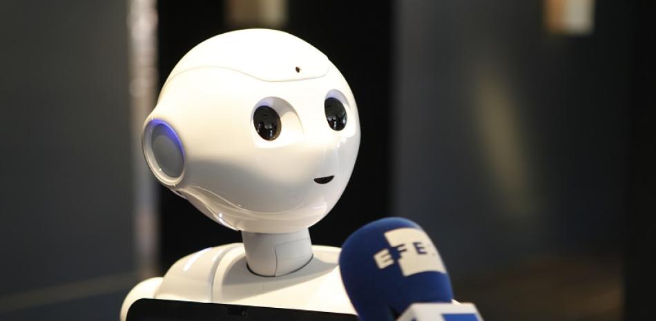 Uno de los robots del Festival Digital de Bruselas que reúne a numerosos expertos que analizan las ventajas de la inteligencia artificial. EFE/JAVIER ALBISU