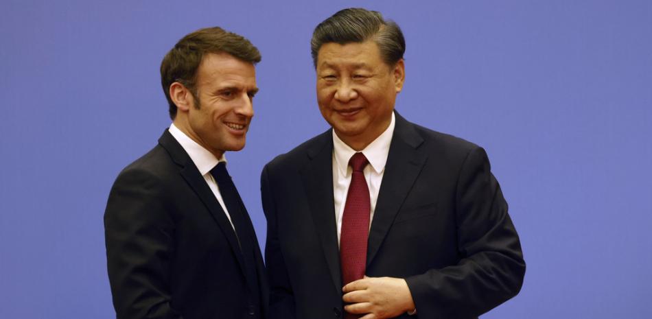 El presidente francés, Emmanuel Macron, a la izquierda, y el presidente chino, Xi Jinping, participan en una reunión del consejo empresarial franco-chino en Beijing, el jueves 6 de abril de 2023. (Ludovic Marin/Pool vía AP)