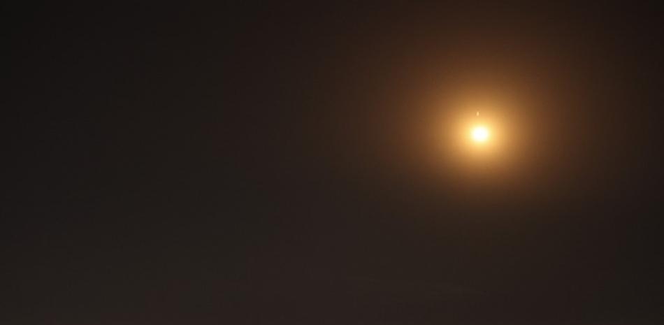 Una ráfaga de luz se ve en el cielo sobre Gaza mientras el sistema de defensa aérea israelí Cúpula de Hierro intercepta cohetes disparados desde la Franja de Gaza hacia territorio israelí el 7 de abril de 2023. Foto: Mahmud Hams/AFP.