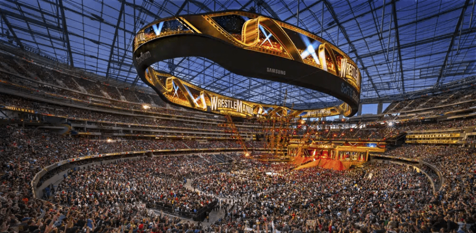En esta foto proporcionada por WWE, más de 80,000 asisten a la primera noche de WrestleMania 39 en el SoFi Stadium en Inglewood, California, el sábado 1 de abril de 2023. El lunes se anunció que Endeavour había firmado un acuerdo con WWE para formar una nueva compañía cotizada que albergará a UFC y WWE bajo un mismo techo. (WWE vía AP)