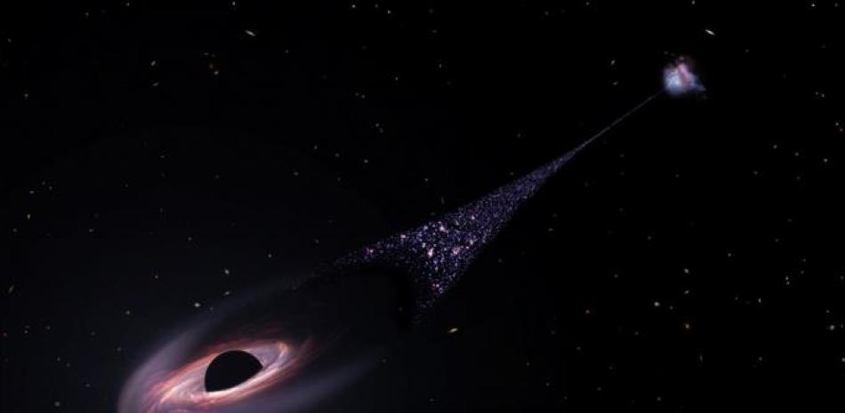 En esta ilustración publicada por la NASA el 7 de abril de 2023, una impresión artística muestra un agujero negro supermasivo desbocado que fue expulsado de su galaxia anfitriona como resultado de una lucha entre él y otros dos agujeros negros. AFP.