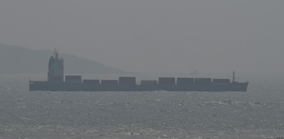 Un barco navega por el estrecho de Taiwán, visto desde la isla de Pingtan, el punto más cercano a Taiwán, en la provincia suroriental china de Fujian, el 8 de abril de 2023. AFP.