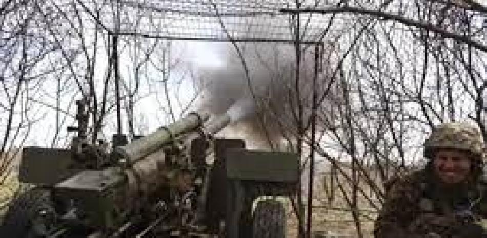 Un soldado ucraniano dispara un obús contra posiciones rusas cerca de Kremenna, en la región de Luhansk, Ucrania, el miércoles 5 de abril de 2023. AP.