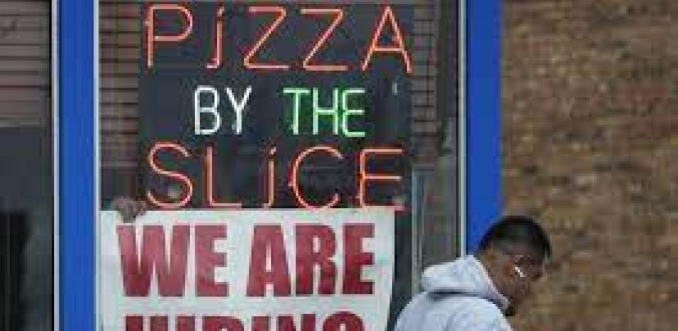 Un cartel de pedido de empleados en un restaurante en Prospect Heights, Illinois, 4 de abril de 2023. La economía creó 236.000 empleos en marzo, informó el Departamento de Trabajo el viernes 7 de abril de 2023. AP.