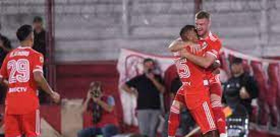 Jugadores del Atlético se confunden en un abrazo de felicidad tras vencer al Rayo.