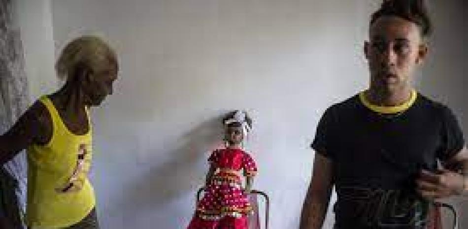 Una muñeca que representa a la deidad yoruba Yemayá apoyada en una silla antes del inicio de una ceremonia de santería en la casa de Mandy Arrazcaeta, en La Habana, Cuba, el domingo 13 de noviembre de 2022. AP.