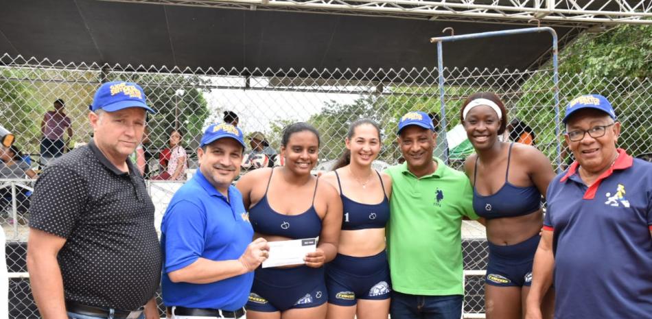 Integrantes del equipo de Voleibol de arena de la Vega son premiados por Francisco Peguero y varios de los ejecutivos que auspiciaron el evento.