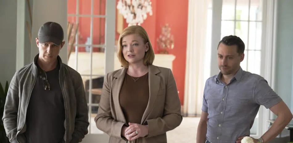En esta imagen difundida por HBO, Jeremy Strong, de izquierda a derecha, Sarah Snook y Kieran Culkin en una escena de la cuarta temporada de "Succession". (HBO vía AP).