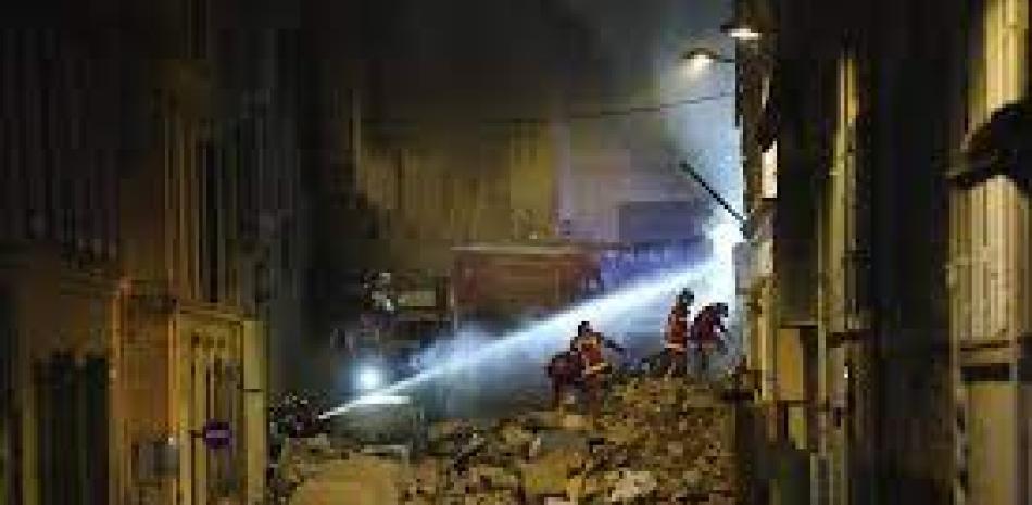 Los bomberos trabajan tras el derrumbe de un edificio el domingo 9 de abril de 2023 en Marsella, en el sur de Francia. Un edificio residencia en la ciudad portuaria francesa de Marsella se derrumbó el domingo de madrugada en una fuerte explosión que se vio seguida por un incendio entre los escombros que complicaba las labores de rescate. Foto: AP.