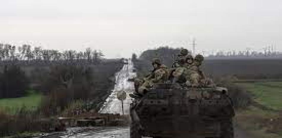 Militares ucranianos van por un camino cerca de Vuhledar, Ucrania, el 9 de abril de 2023. Foto: AP.