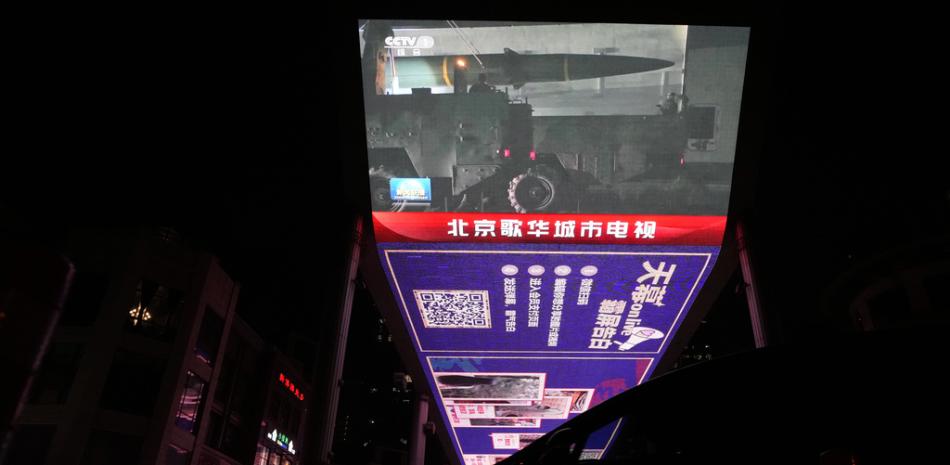 Una pantalla al aire libre muestra el ejercicio Joint Sword recientemente concluido alrededor de Taiwán que muestra un misil que se prepara durante la transmisión de noticias de la noche en Beijing, el lunes 10 de abril de 2023. AP