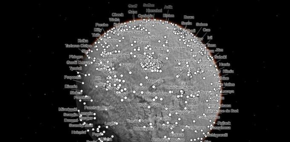 El Mosaico Global CTX de Marte permite a los científicos y al público explorar el planeta como nunca antes. Incluye diferentes capas de datos que se pueden activar o desactivar, como estas etiquetas para características geográficas nombradas en el planeta.

Foto: NASA/JPL-CALTECH/MSSS