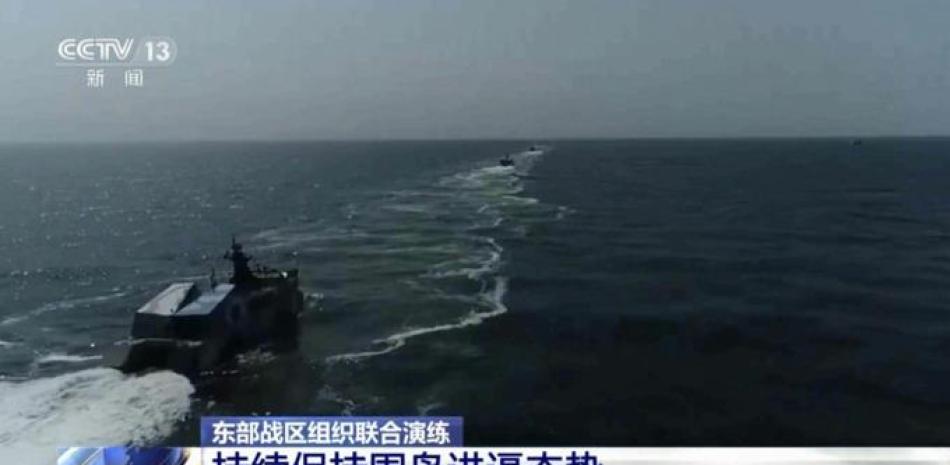 En esta imagen hecha a partir de imágenes de video disponibles el domingo 9 de abril de 2023 por CCTV de China, barcos de la armada china participan en un ejercicio militar en el Estrecho de Taiwán. AP