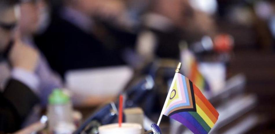 Una bandera que apoya los derechos LGBTQ+ decora un escritorio en el lado demócrata de la Cámara de Representantes de Kansas durante un debate, el 28 de marzo de 2023, en Statehouse en Topeka, Kansas.  (Foto AP/John Hanna, archivo)