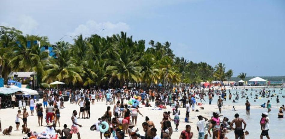 La playa de Boca Chica recibió a miles de bañistas que acudieron desde el viernes hasta el domingo durante el asueto de la Semana Santa.