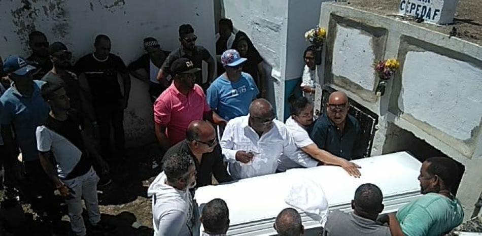 Los restos de Jensy Graciano Cepeda fueron sepultados en el cementerio del municipio de Moca. Onelio Domínguez/LD