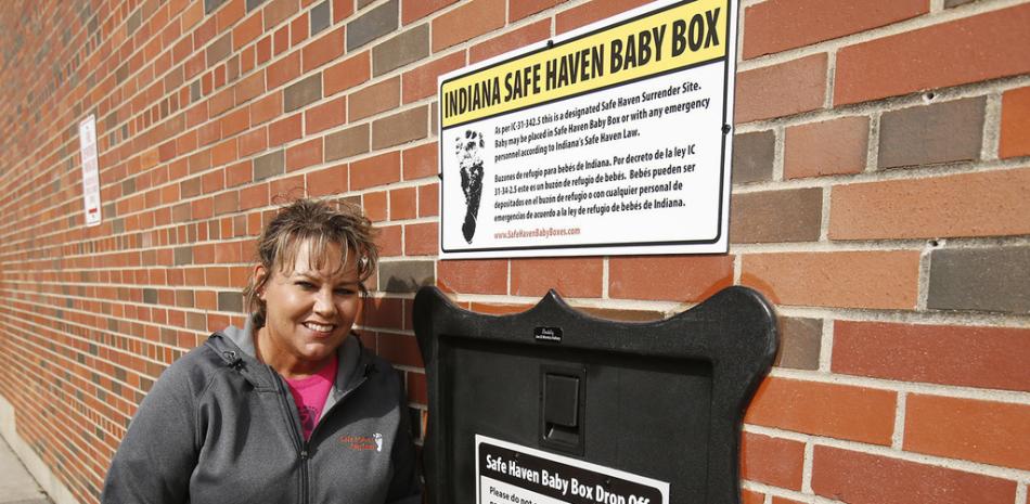 Monica Kelsey y el pueblo de Woodburn, Indiana, dedicaron la primera cesta para bebés recién nacidos de Safe Haven Baby Box el 26 de abril de 2016, en la estación de bomberos de Woodburn. Arde un debate en la legislatura de Florida sobre las cestas para depositar a bebés recién nacidos indeseados. (Chad Ryan/The Journal Gazette via AP, Archivo)