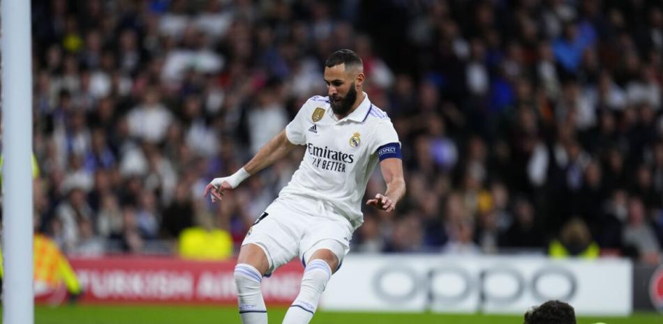 Karim Benzema anota el primer gol del Real Madrid ante Chelsea en los cuartos de final de la Liga de Campeones.