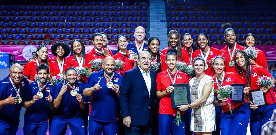 Cristóbal Marte Hoffiz,presidente de la NORCECA y la atleta olímpica, Ana Guevara, Directora de la Comisión Nacional de Deportes de México, premian al equipo dominicano que ganó oro en la Copa Panam 2022.