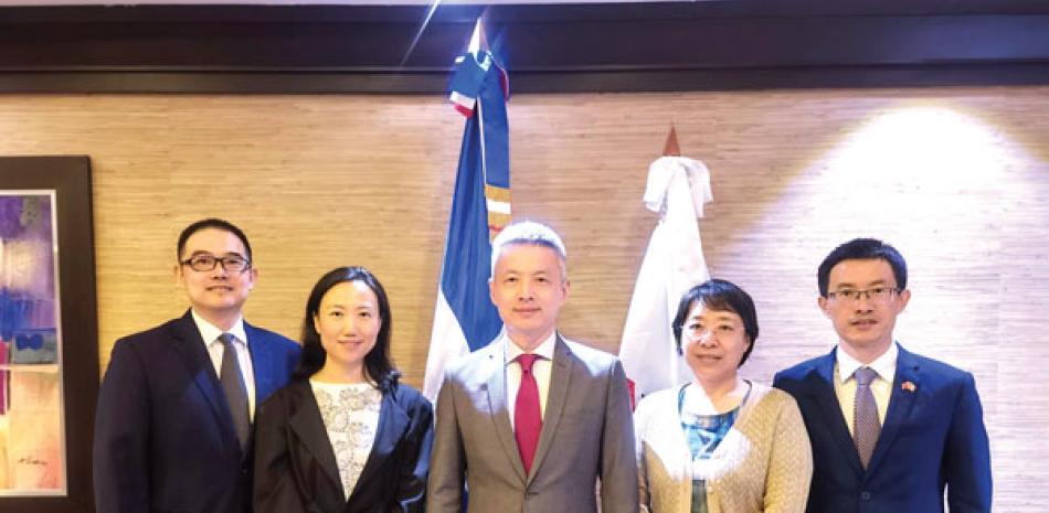 Chen Luning (centro), nuevo embajador de China.