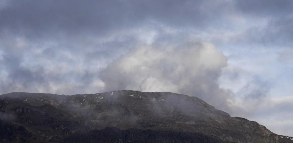 El volcán Nevado del Ruiz arroja gases cerca de Murillo, Colombia, el miércoles 12 de abril de 2023. Las autoridades colombianas comenzaron a evacuar a algunas familias después de que el volcán mostrara altos niveles de actividad sísmica que podrían indicar una erupción en los próximos días o semanas. (Foto AP/Fernando Vergara)