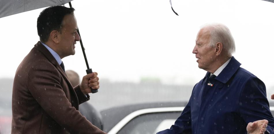 El presidente Joe Biden le da la mano al Taoiseach Leo Varadkar de Irlanda cuando llega al Aeropuerto Internacional de Dublín en Dublín, Irlanda, el miércoles 12 de abril de 2023. (Foto AP/Patrick Semansky)