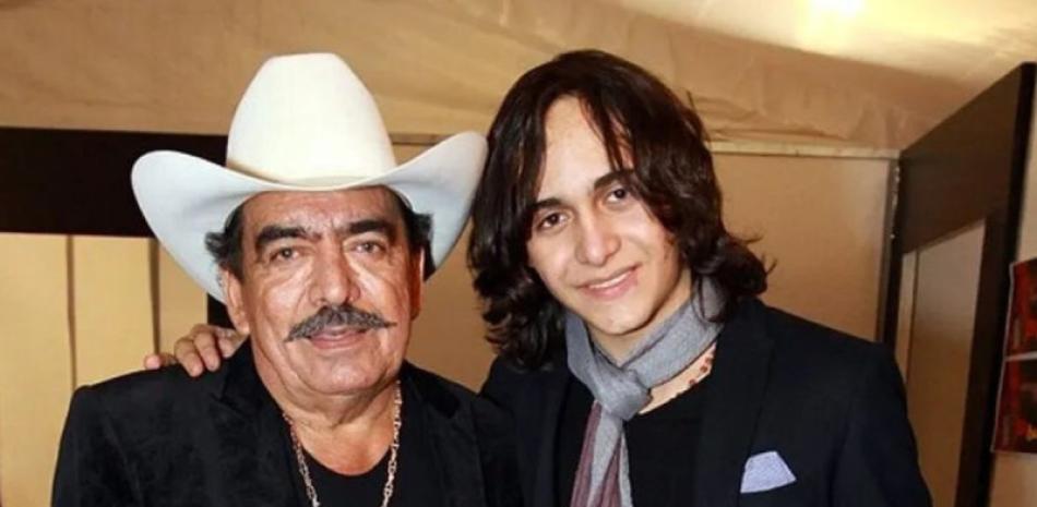 Joan Sebastian y su hijo Julián Figueroa, ambos ya fallecidos. El legendario artista murió hace ocho años y el joven el pasado domingo.