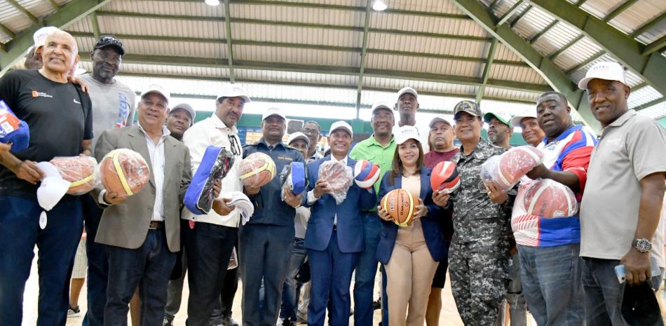 Tito Horford, Grillo Vargas y Eduardo Gómez lideran la actividad De Vuelta al Barrio en La Romana.