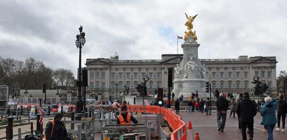 Las barreras se muestran cerca del Palacio de Buckingham en el centro de Londres el 10 de abril de 2023, mientras se inician los preparativos antes de la coronación del rey Carlos III de Gran Bretaña.

Foto: ISABEL INFANTES / AFP