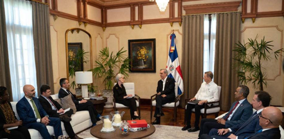 El presidente Luis Abinader y Wendy Sherman se reunieron ayer en el Palacio Nacional. Raúl Asensio / LD