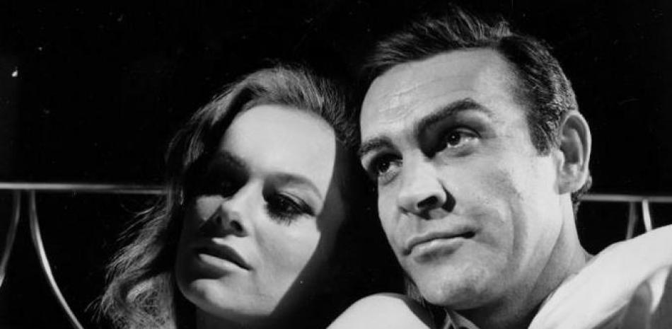 El escocés Sean Connery, haciendo de 007 junto a una de sus múltiples "chicas Bond", la actriz italiana Luciana Paoluzzi en "Thunderball" u "Operación Trueno" en 1965. AP