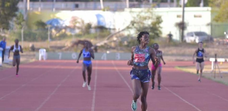 Paulino, al momento de cruzar la meta en la competencia de los 400 metros lisos.