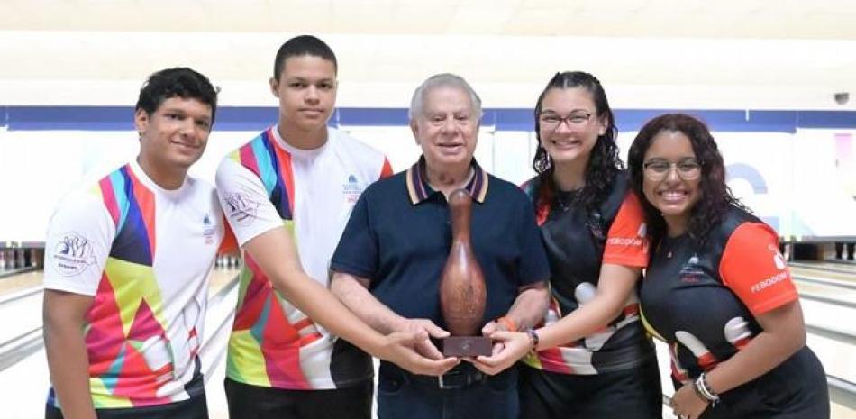 El inmortal Rolando Sebelén entrega el trofeo a uno de los colegios clasificados a las finales.