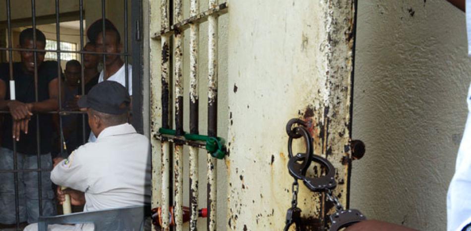 La Comisión dice que la situación carcelaria se ha agravado con el traspaso de las construcciones de las cárceles al Ministerio de la Vivienda, lo que considera “un retroceso”.