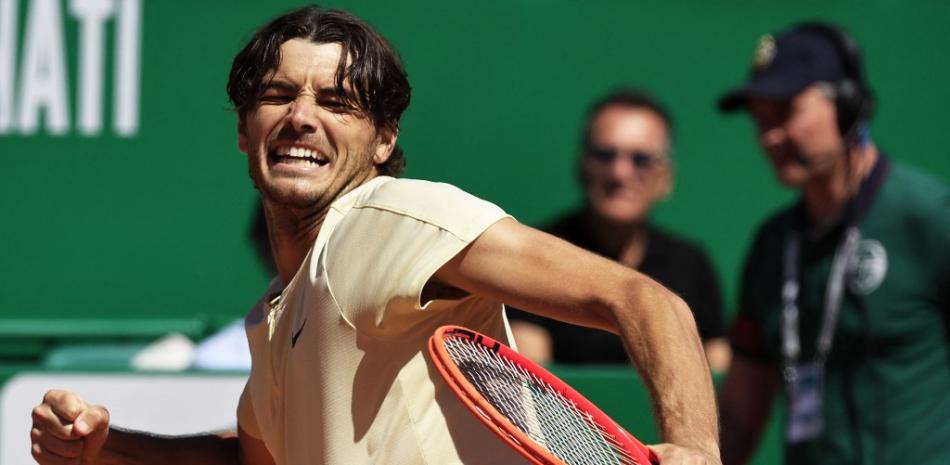 Taylor Fritz hace un gesto de emoción tras vencer a Stefanos Tsitsipas.