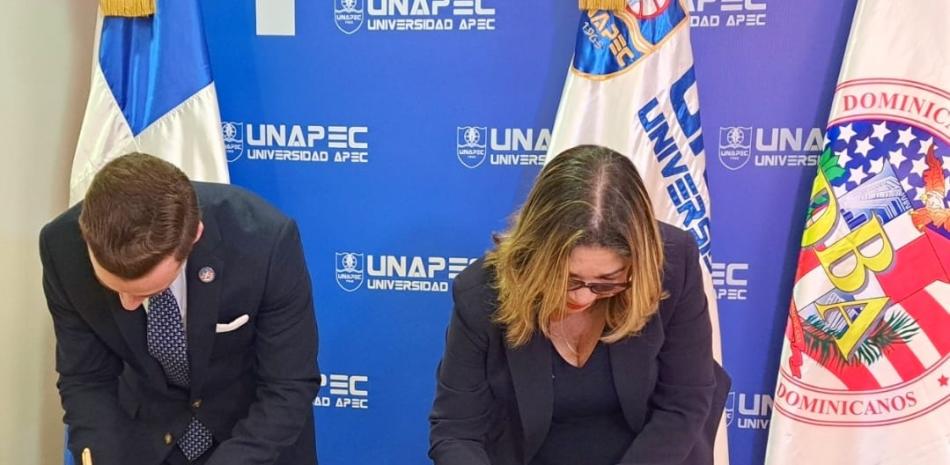 El presidente de la DBA, Jeffrey Saavedra y la directora de la Escuela de Derecho de UNAPEC, Rosa Luisa Fernández Javier, firmaron una carta de intención para la firma del acuerdo. Foto: Fuente externa.