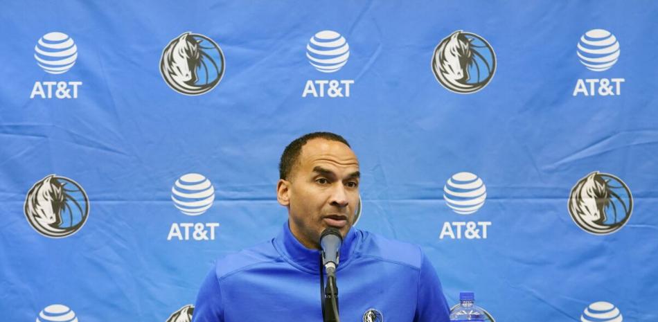 El gerente general de los Mavericks de Dallas Nico Harrison habla en conferencia de prensa con los reporteros en las instalaciones del equipo.