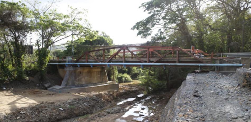 Uno de los puentes de La Vega en reconstrucción. AM/LD