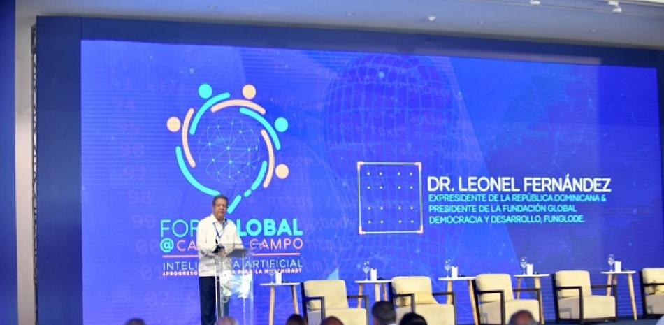 Leonel Fernández expone en el cuarto Foro Global Casa de Campo sobre Inteligencia Artificial.
