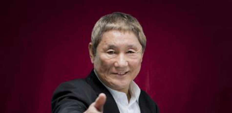 El director japonés Takeshi Kitano posa para los retratos de la película "Outrage Coda" en la 74° edición del Festival de Cine de Venecia en Venecia, Italia, el 8 de septiembre de 2017. La nueva película de Kitano, que se estrena en el Festival de Cine de Cannes en mayo de 2023, es una historia de samuráis sin héroes, que retrata sin piedad la codicia humana, la traición y la crueldad. (Foto AP/Domenico Stinellis, archivo)